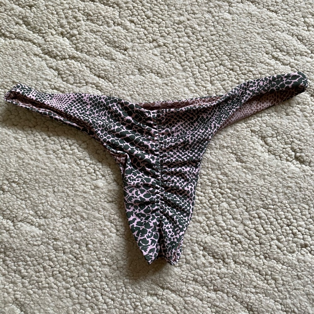 Acacia Axel bottoms